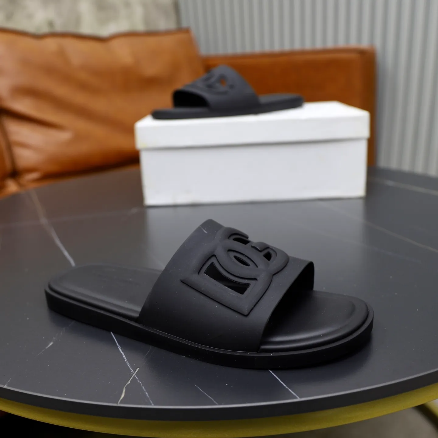 Ex-factory price: 340💰🙅‍♂️🙅‍♂️🙅‍♂️ Brand: DG Standard code: 38-44 (45 customized) Grade: Same as the official website Material: Original leather design Original lightweight wear-resistant molded outsole Style category: Men's fashion sandals Distinguished luxury brand elements Top luxury Color: Actual picture color